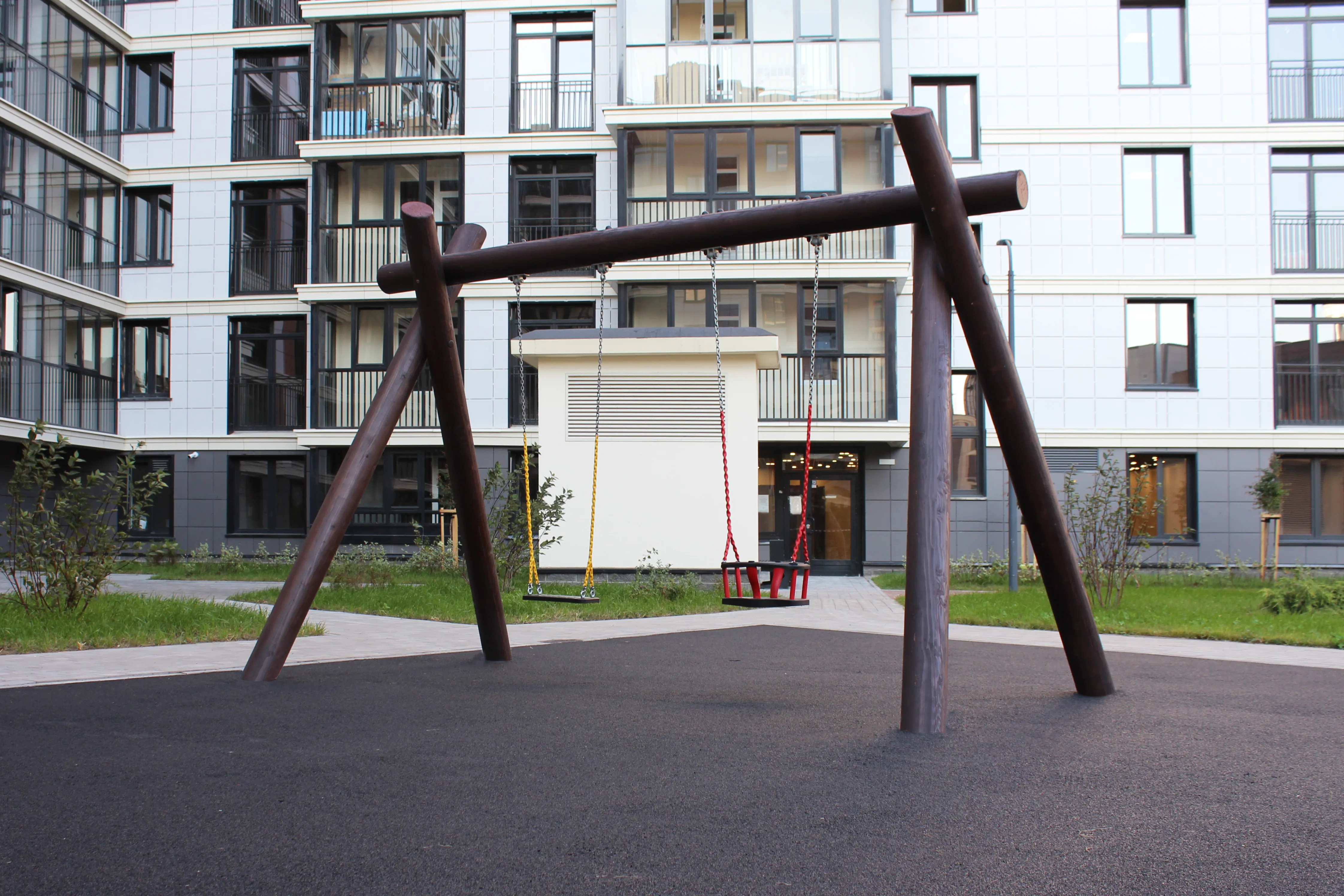 Современный двор ЖК «Квартал Che» с детской площадкой 