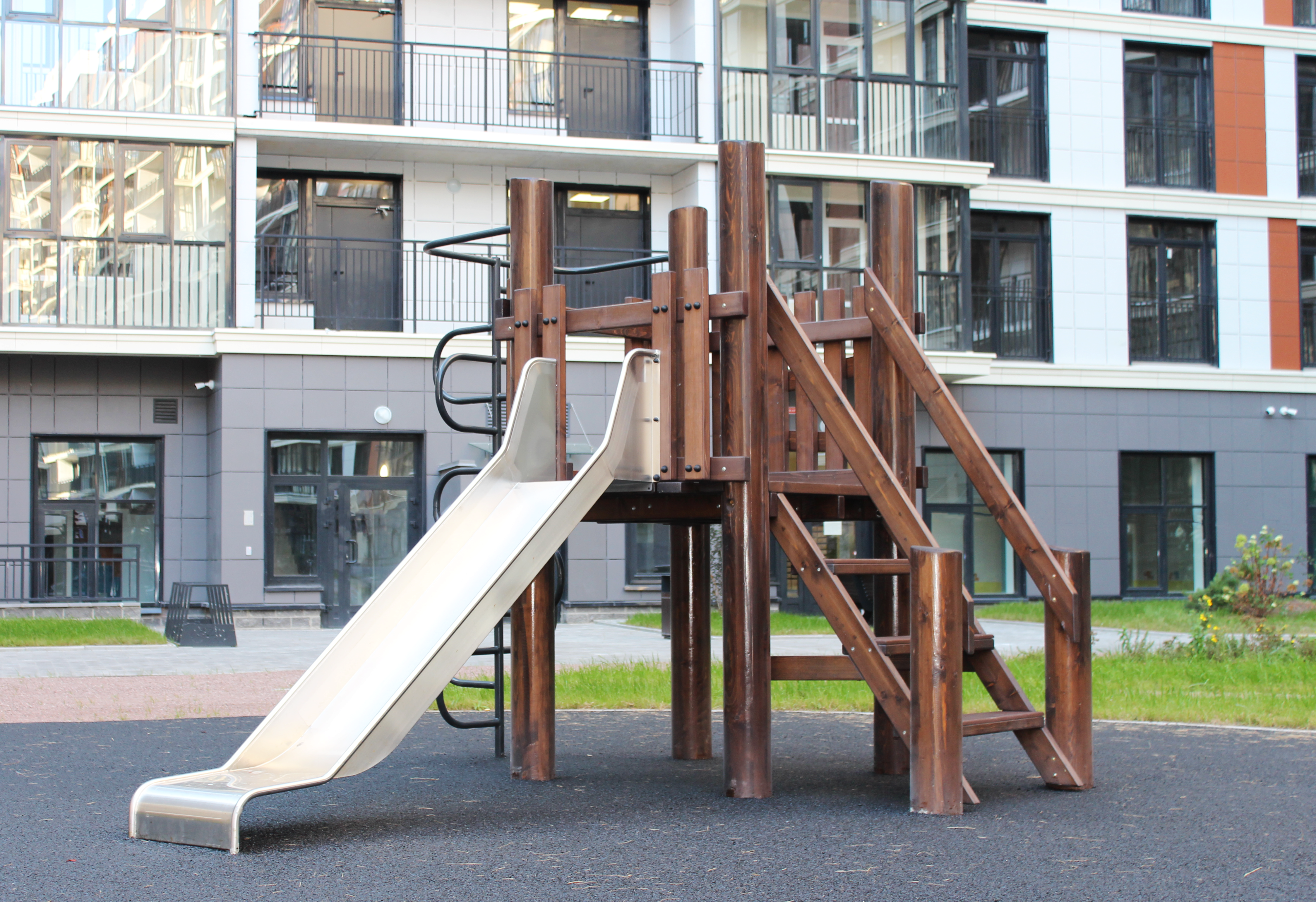 Современный двор ЖК «Квартал Che» с детской площадкой 