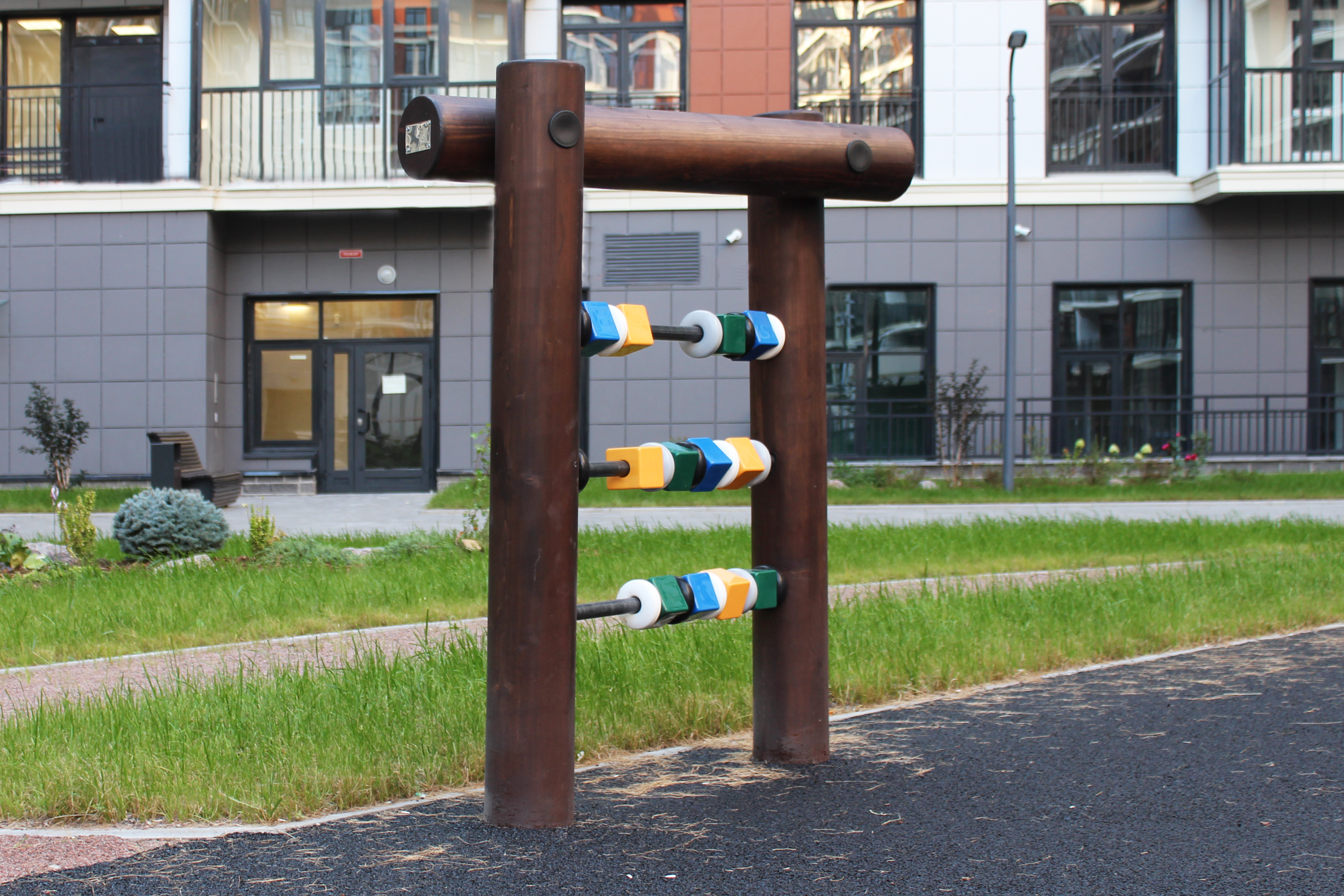 Современный двор ЖК «Квартал Che» с детской площадкой 