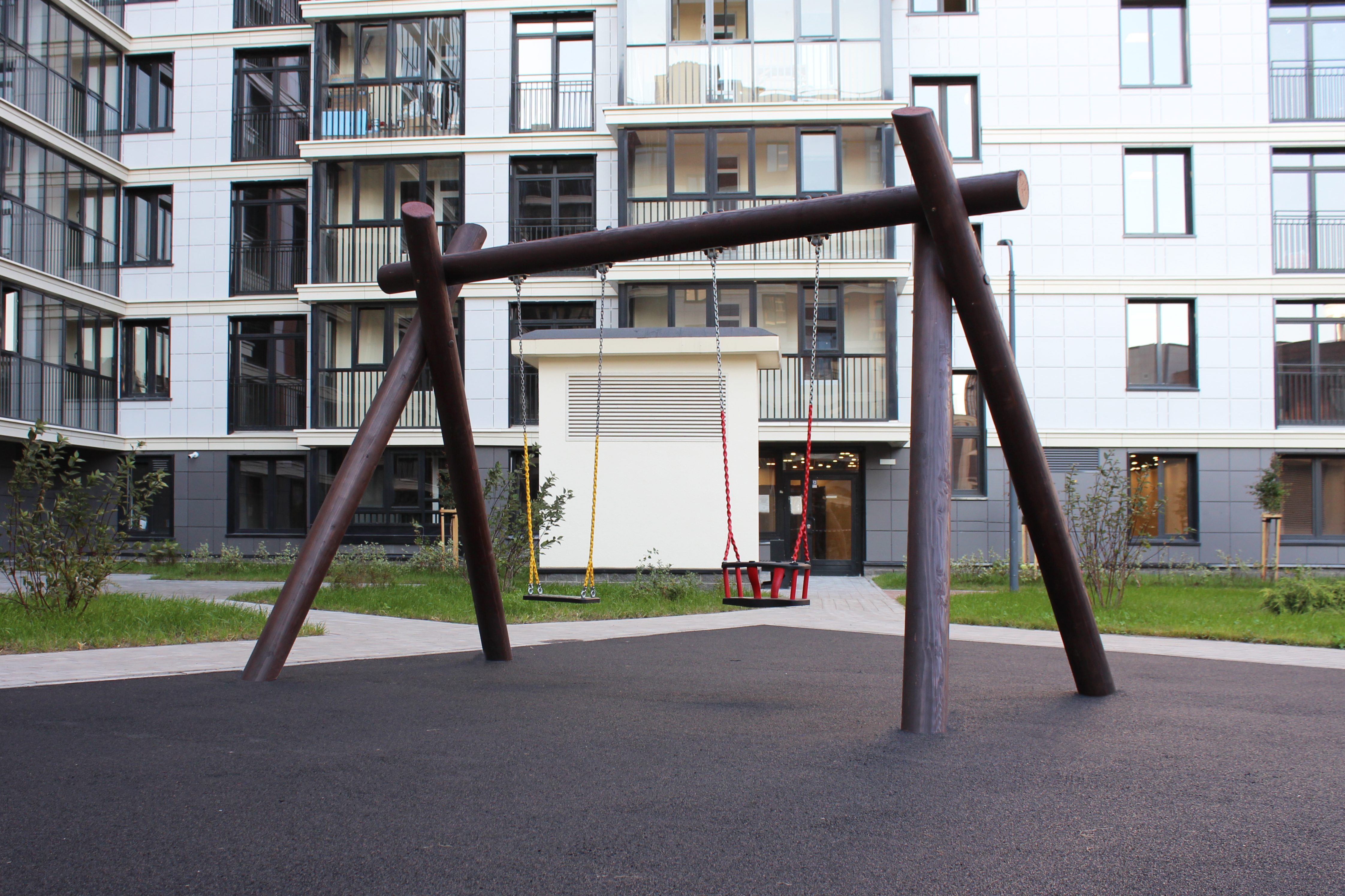 Современный двор ЖК «Квартал Che» с детской площадкой 